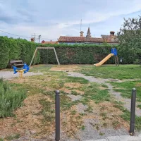 Nekateri domačini menijo, da  bi lahko občina in Marjetica bolje 
skrbeli za urejenost otroškega  igrišča v mestnem predelu Bošadraga. 