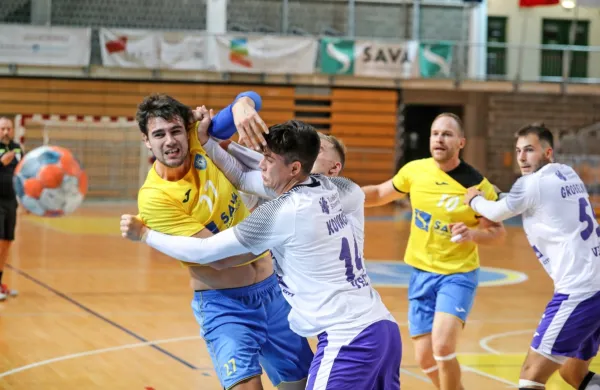 Koprčani  (v rumeno-modrih dresih) v napadu proti Mariborčanom   
lep čas niso našli poti do gola.  
