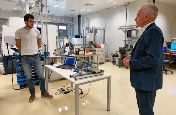 Jošt Herman (levo) in Rudi Kragelj predstavljata prototip senzorja 
navora za električna kolesa. 