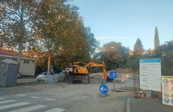 Večje parkiri&scaron;če za trgovino Mercator