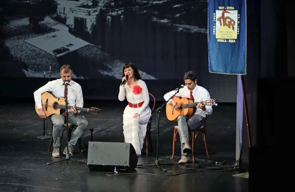 Kulturni program v režiji Roka Andresa so spletli priznani umetniki 
iz Slovenije in zamejstva Neda Rusjan Bric, Danijel Malalan, Lara 
Jankovič, Oktet Simon Gregorčič, Združeni pevski zbori Posočja in 
Pihalni orkester Tolmin.