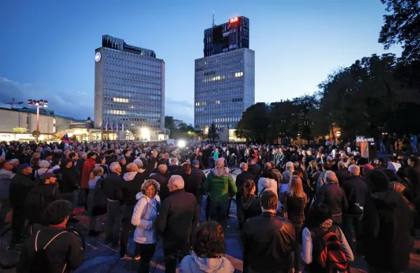 Prizor iz včerajšnjega shoda Za javno RTV na Trgu republike v 
Ljubljani
