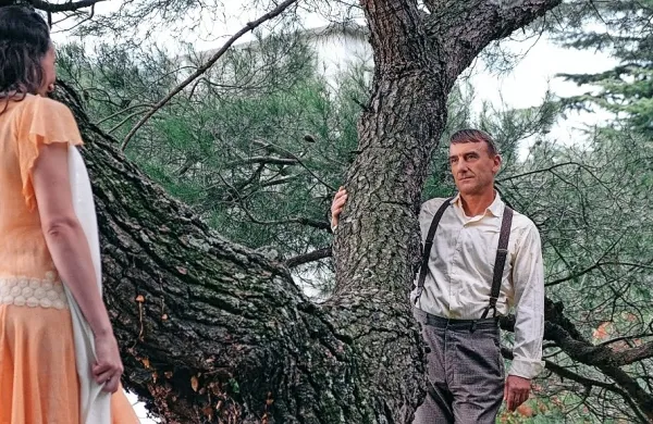  Vesna Kuzmić kot Leonor Fini in Igor Prebil kot Veno Pilon v igranem prizoru.  