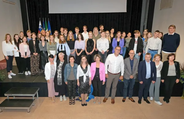 V protokolarno-prireditveni dvorani sv. Frančiška Asiškega jih je 
včeraj sprejel župan Mestne občine Koper Aleš Bržan in jim za 
odličen uspeh na maturi podelil posebna priznanja ter jim zaželel 
veliko uspeha na nadaljnji poti. Foto vir: Arhiv MOK