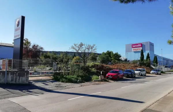 Kaj se dogaja s parcelo ob družbi Droga-Kolinska?