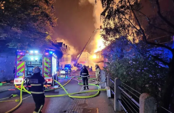 Ponoči je v Kranju zagorela večja starejša zapuščena zgradba. 