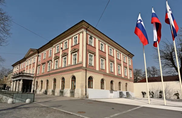 Med večjimi naložbami je celovita prenova objekta Kazine, kamor 
naj bi se kmalu preselila ljubljanska akademija za glasbo, in 
mariborskega študentskega doma.