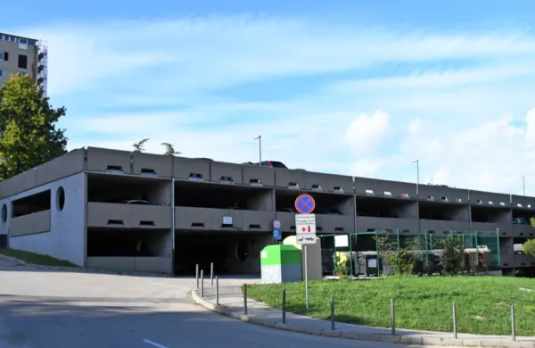 V garažnih hišah je vse več zapuščenih in neregistriranih vozil. 