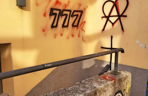 Po  nekaterih  namigih  naj  bi  bil  eden  od dveh mladoletnih  
grafitarjev  osumljen  tudi  napada  na  mlada  Afganistanca,  ki  se  je  
pred nekaj  dnevi  zgodil  v  enem  od  postojnskih  parkov. 