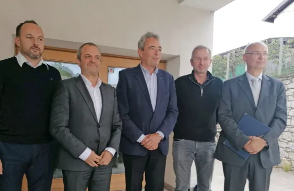 Župani občin (od leve Tarik Žigon, v sredini Mauricij Humar, ob 
njem  Erik Modic) so včeraj  v Mirnu prisluhnili načrtom okoljskega 
(Uroš Brežan, drugi z leve) in kmetijskega ministrstva (Darij 
Krajčič, prvi z desne) glede sanacije goriškega Krasa po požaru.