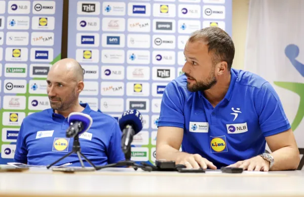 Selektor slovenskih rokometašev Uroš Zorman (desno) in direktor 
reprezentance Vid Kavtičnik na včerajšnjem medijskem 
druženju.