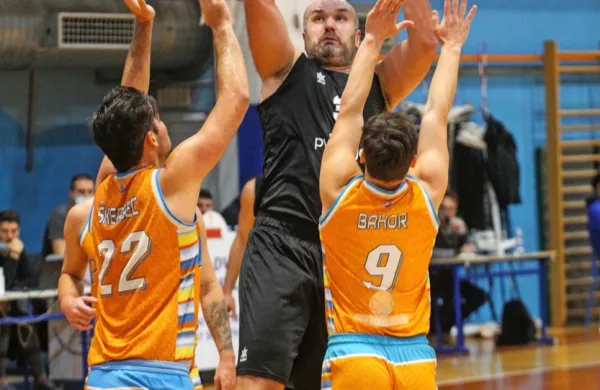 38-letni in 206 cm visoki center Vjeran Soldo (z žogo) je zapustil 
Postojno, tako kot je Portorož Alan Žikovič (št. 9).
