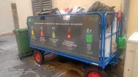 Voziček za zbiranje odpadkov z ene od piranskih ulic. 