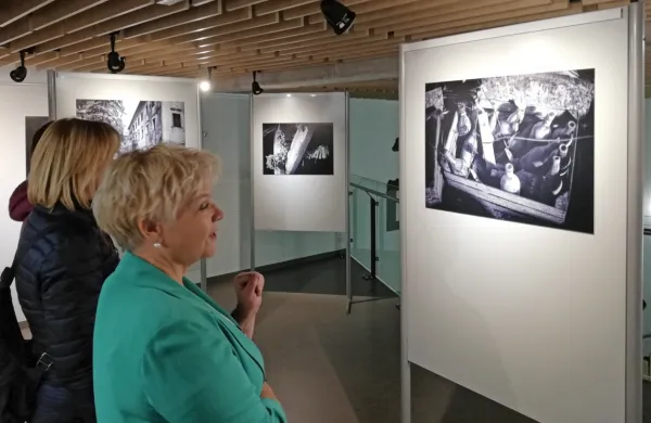 Premieri dokumentarnega filma o dvorcu Ravne je v Krpanovem 
domu sledila otvoritev razstave fotografij Antona Bukovnika. 