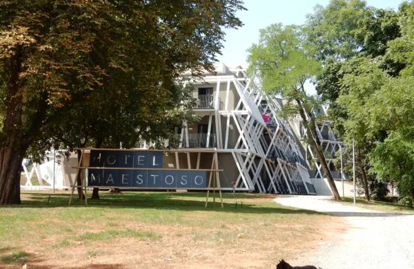 V hotelu sta ostala dolžna za približno 2300 evrov.