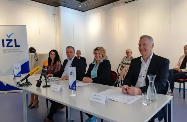 Z leve: Martina Soban, Danilo Markočič, Manca Vadnjal in Anton 
Baloh, v ozadju je videti  predsednika Društva invalidov Franca 
Poropata, prisotna je bila  tudi ravnateljica OŠ Livade Maja Cetin.  