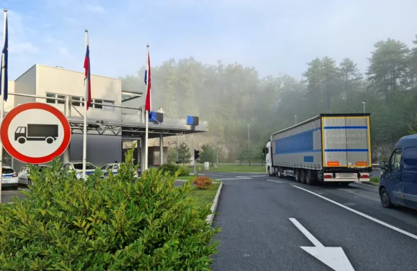 Voznika  iz Bosne  in  Hercegovine  in  Hrvaške  sta    tovornjaka  vozila  
brez  veljavnega  vozniškega  dovoljenja.