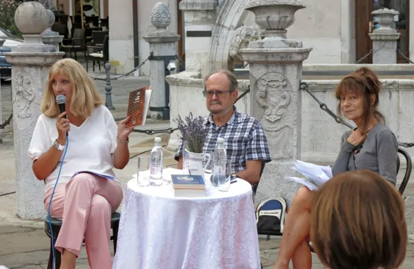 Na nedavni koprski predstavitvi dvojezične zbirke Cera matria - Matični vosek (z leve): 
dr. Vesna Mikolič, pesnik Marko Kravos in prevajalka Patrizia Raveggi 