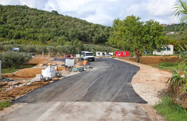 Včeraj popoldne je bila Železniška cesta še v fazi urejanja, danes 
pa jo bodo odprli za promet. 
