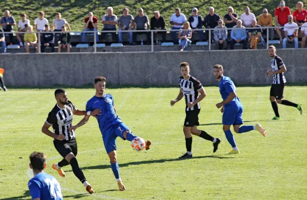 Ajdovci (v modrih dresih) bodo jutri gostili vodilno ekipo druge 
lige Krko, Biljenci pa Krško. 
