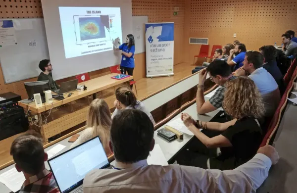 Utrinek z Nasinega hackathona v sežanskem inkubatorju leta 
2019