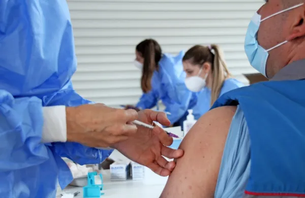 Akcij množičnega cepljenja na terenu za zdaj ne pripravljajo, saj je 
zanimanje za osnovno cepljenje zelo skromno, nekoliko večje pa 
za poživitvena odmerka, kar izvajajo osebni zdravniki in na 
poseben dan v tednu cepilne ambulante.   