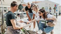 Sanela Kadić (desno) se je s  svojima gostoma, Urško in Urošem, 
ustavila tudi pri izolskemu ribiču Danijelu Hrvatu.