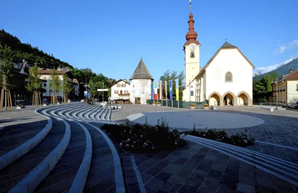 Večina ruskega plina v Italijo potuje prek Ukrajine po transavstrijskem plinovodu (TAG) do Trbiža na tromeji z Avstrijo in 
Slovenijo.