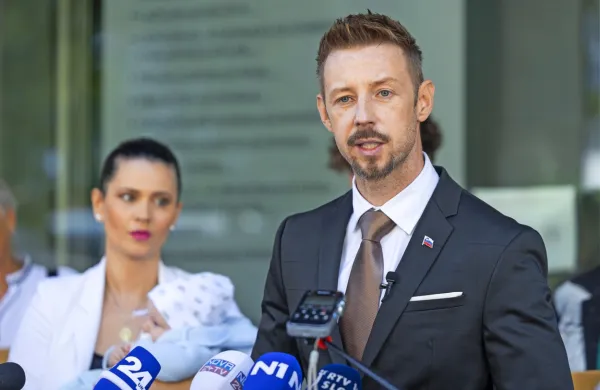 Gregor Bezen&scaron;ek odstopa zaradi groženj