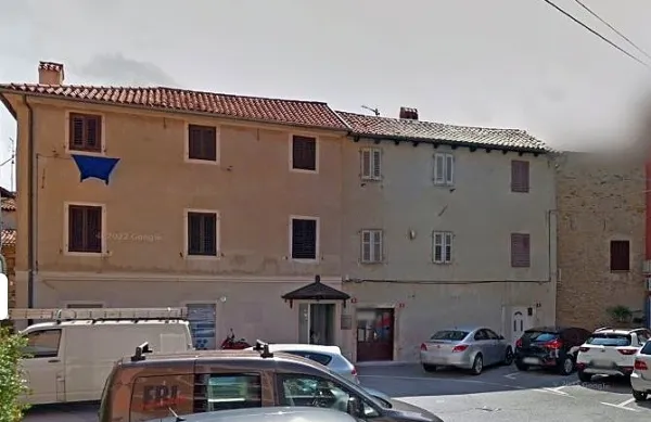 Prostor v pritličju poslovno-stanovanjske stavbe na Tomažičevem 
trgu (št. 2) se oddaja za trgovinsko ali drugo mirno storitveno 
dejavnost.