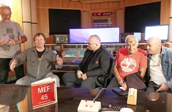 V studiu Hendrix na Radiu Koper so novo ploščo oziroma knjigozvočnico z Mefom predstavili (z leve) Gorast 
Radojevič, Andrea F, Robert Vatovec in Armando Šturman. 