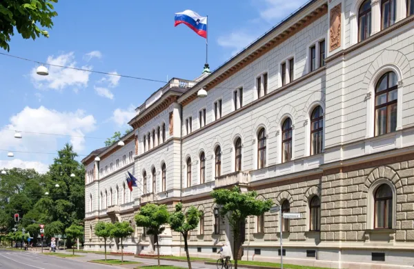 Na vprašanja o podpori političnim strankam in posameznih 
ukrepih vlade je med 26. in 28. septembrom v okviru spletnega 
panela anketirancev Jazvem.si za Valicon odgovorilo 1533 anketirancev.