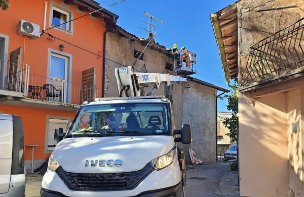 V starejši hiši v Bukovici so popustili tramovi, da se je vdrla streha. 