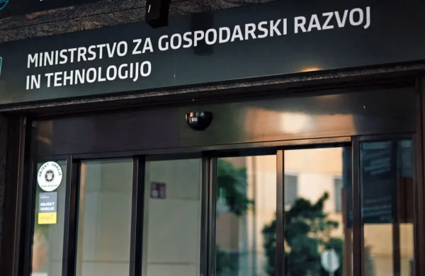Ministrstvo za gospodarski razvoj in tehnologijo z razpisom 
uresničuje cilje iz načrta za okrevanje in odpornost ter sledi  
ključnim strateškim usmeritvam strategije digitalne transformacije gospodarstva. 