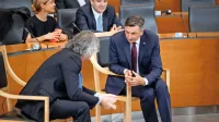 Sedanjemu predsedniku republike Borutu Pahorju očitajo, da se v 
pomembnih trenutkih ni oglašal.