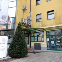 Aktualna županja Alenka &Scaron;trucl Dovgan z dvema izzivalcema