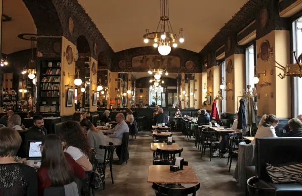 Revija Gambero rosso je v svoj vodnik Bar d’Italia 2023, v katerem 
priporoča najboljše bare na Apeninskem polotoku, prvič uvrstila 
tudi tržaško kavarno San Marco.