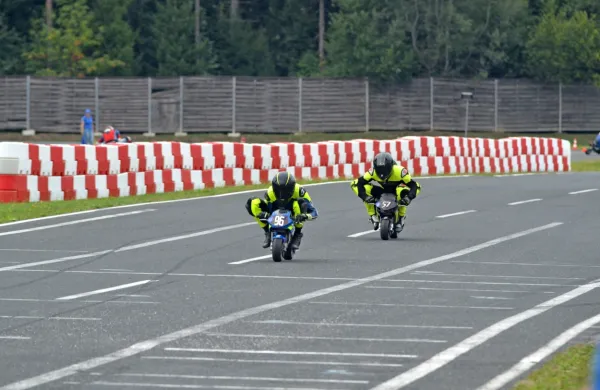 V razredu mini moto open je zmagal primorski voznik Tadej Maver 
Guštin (v ospredju).