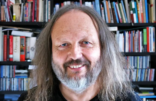 Uroš Zupan ob domači zakladnici literature in glasbe  