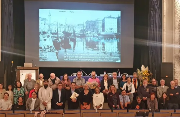  Ob izteku foruma so se skoraj vsi udeleženci v Tartinijevem 
gledališču zbrali še za skupinsko fotografijo. 