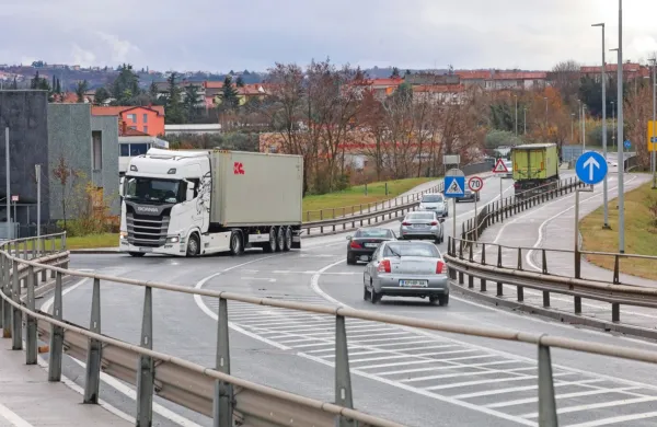 Bertoška vpadnica je preobremenjena in spet razrita. 

