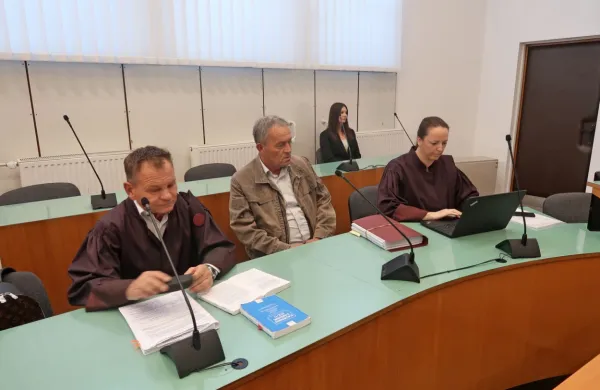 Zagovornik predsednika SDS Janeza Janše odvetnik Franci Matoz, 
obtoženi Klemen Gantar in njegova zagovornica Martina Žaucer 
Hrovatin