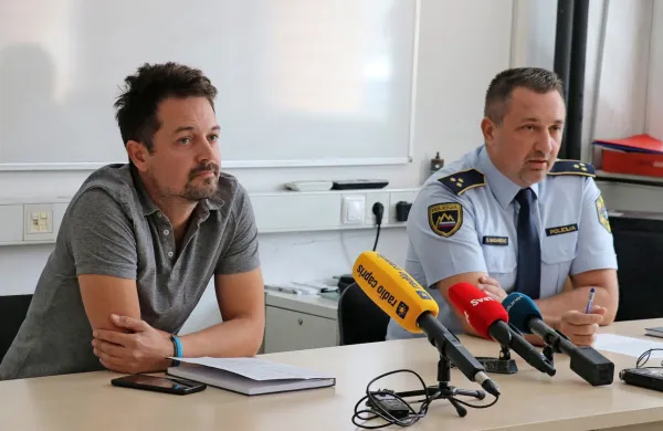 Andrej Rupnik iz sektorja kriminalistične policije PU Koper (levo) 
in načelnik koprske policijske postaje Ensad Nadarević.