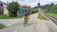 Na kolesarski stezi med Šempetrom pri Gorici in Novo Gorico sta mlada roparja v začetku avgusta iz rok 
mladoletnikov iztrgala dve električni kolesi v skupni vrednosti 12.000 evrov in se odpeljala.