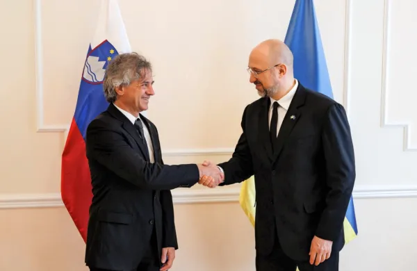 Premierja Slovenije in Ukrajine Robert Golob in Denis Šmihal sta 
se  strinjala, da se svet morda bliža točki preloma na diplomatski 
ravni.