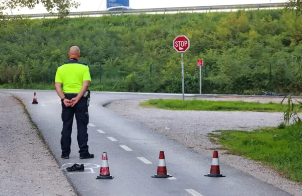 Danes, okoli 15. ure, se je v bližini bencinske črpalke na Bivju 
zgodila huda prometna nesreča, v kateri je umrla ena oseba.