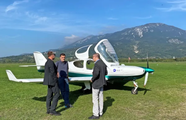 Na ajdovskem letališču so rezultate raziskave aerosolov v ozračju 
nad tropskim Atlantikom predstavili rektor Univerze v Novi Gorici   
Boštjan Golob, vodja Centra za raziskave atmosfere in dekan 
Fakultete za znanosti o okolju Univerze v Novi Gorici  Griša Močnik 
ter pilot in raziskovalec podnebnih sprememb Matevž Lenarčič.



