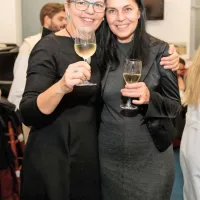 Direktorica gledališča Mirjam Drnovšček (levo) z režiserko Nono 
Ciobanu  