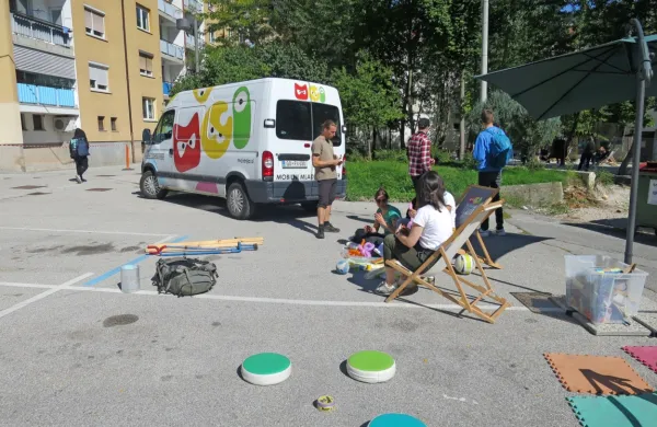 V vsem mestu je vse več urejenih prostorov za druženje, a vse manj 
družabnosti.
