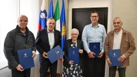 Neva Zajc, motor Primorskega poletnega festivala, med župani: z 
leve Đenio Zadković (Piran), Danilo Markočič (Izola), Aleš Bržan 
(Koper) in Gregor Strmčnik (Ankaran). 
